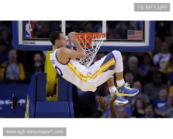 NBA快攻双手暴扣：点燃场上激情的血性瞬间